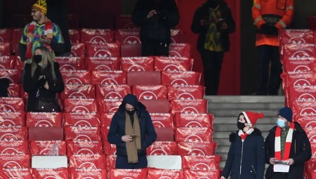 دعوة المشجعين العائدين للملاعب الإنجليزية لتجنب الغناء المفرط