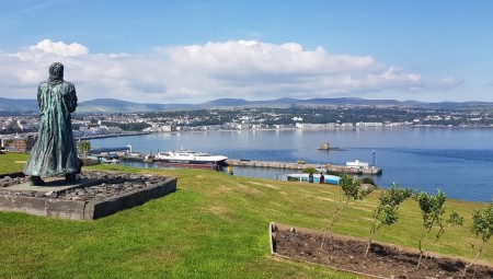 السجن لشاب عبر البحر بجيت-سكي لملاقاة حبيبته رغم عزل جزيرة مان البريطانية