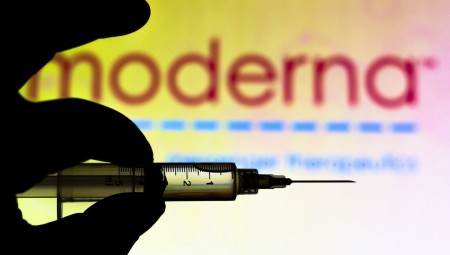 كوفيد-19.. بريطانيا تمنح الاعتماد للقاح موديرنا الأمريكي