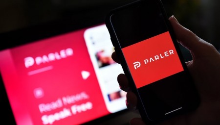 نواب محافظون شاركوا في تطبيق بارلر المحظور بسبب التطرف والعنصرية