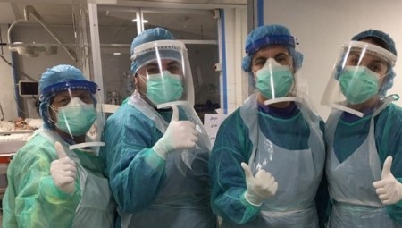 أطباء إسبان يودعون بالتصفيق تسعينيا شفي من كورونا