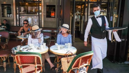 تقرير أمريكي: تناول الطعام في المطاعم قد يضاعف مخاطر الإصابة بالفيروس