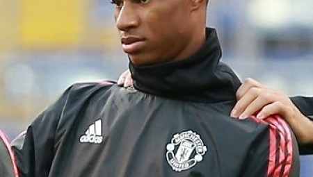 لاعب مانشستر يونايتد يتلقى دعماً إضافياً لمساعدة الفقراء