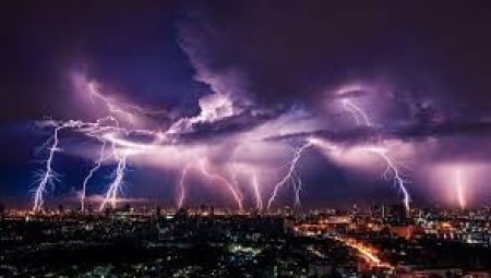 البرق يصعق 13 سجينا في زيمبابوي اثناء تناولهم الغداء