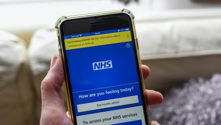 مشكلة تقنية في تطبيق NHS تتسبب في حجر آلاف المواطنين بسبب إشعارات خاطئة