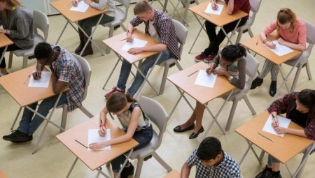 معلمة لصحيفة التايمز: أجبرنا على الاقتضاب في الكلام مع الأهالي حتى لا نكون سببا في الطعن بالدرجات