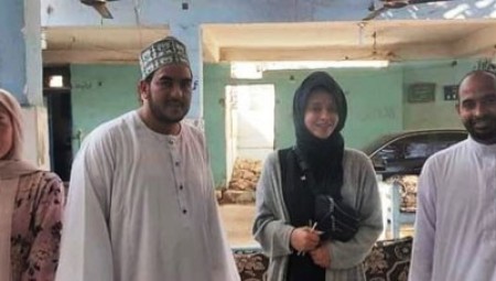 إنجليزيتان تعتنقان الإسلام.. والفضل يعود لمحمد صلاح 