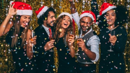 بريطانيا.. موجة إلغاء لحفلات عيد الميلاد والسبب أوميكرون