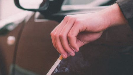 تغريم بريطاني بـ 1.688 إسترليني بعد رمي سيجارة من نافذة سيارته