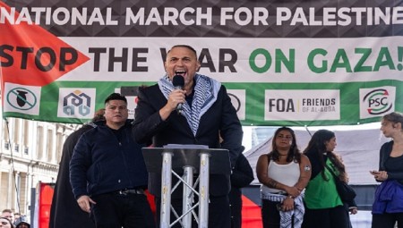 السفير الفلسطيني في بريطانيا حسام زملط يحرج مذيع CNN ويلقنه درسًا في الإنسانية