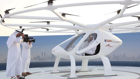 محمد بن راشد يعلن إطلاق التاكسي الطائر في دبي بحلول 2026
