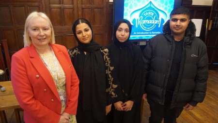 بريطانيا: مديرة مدرسة الملكة إليزابيث بمدينة بلاكبيرن تصوم مع موظفيها وطلبتها المسلمين