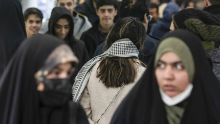 إيران تركب كاميرات لضبط النساء غير المحجبات