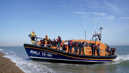 الداخلية البريطانية تتراجع عن خططها المتعلقة بإرسال بعض طالبي اللجوء إلى رواندا.. ماذا يحدث؟