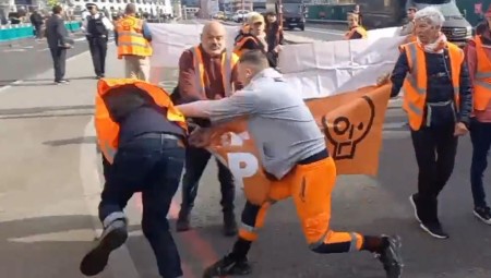 فيديو: بريطاني غاضب يعتدي على متظاهرين مناهضين للنفط والغاز.. والشرطة تعتقله
