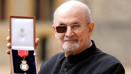 سلمان رشدي يعلن استئناف الكتابة خلال منحه وساما في المملكة المتحدة