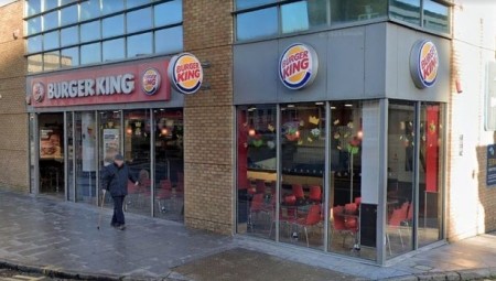 بريطانيا: انتقادات واسعة تطال مطعم برغر كنج بعد رفضه تقديم كوب مياه لصبي عطش