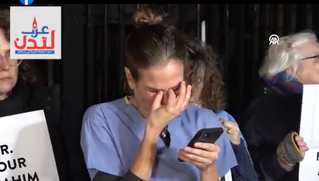 شاهد .. انهيار طبيبة بريطانية أثناء قراءتها رسالة من مدير مستشفى الشفاء بغزة 