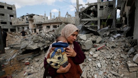 فلسطينية تنجب 4 توائم في غزة بعد نزوحها مشيا على الأقدام.. لا حليب ولا حفاظات