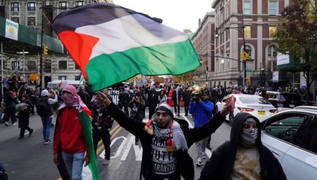تظاهرة داعمة لفلسطين أمام جامعة كولومبيا في مدينة نيويورك 