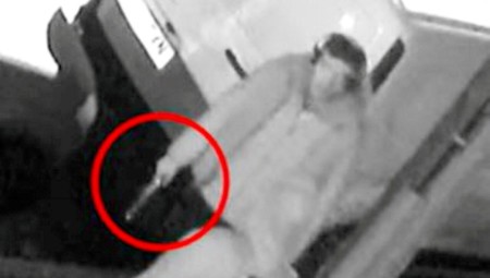 بريطانيا.. كاميرا مراقبة توثق قيام رجل بطعن عدد من الأشخاص في برمنجهام