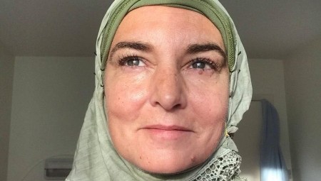 الآلاف من المعجبين يودعون المغنية الأيرلندية سينيد أوكونر قبل تشييع جثمانها إلى مثواه الأخير