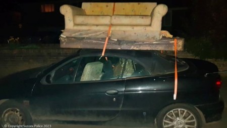 محكمة بريطانية تقضي بسحب رخصة قيادة لرجل حمّل أريكة على سيارته