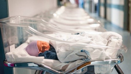 انخفاض ملموس في عدد المواليد في إنجلترا وويلز لأدنى مستوى منذ 20 عام