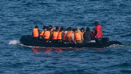 لمنعهم من الفرار.. بريطانيا تخطط لوضع المهاجرين غير الشرعيين تحت المراقبة الإلكترونية