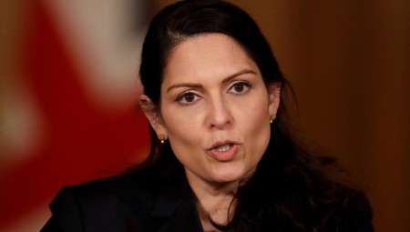 بريتي باتيل تستقيل من منصب وزيرة الداخلية