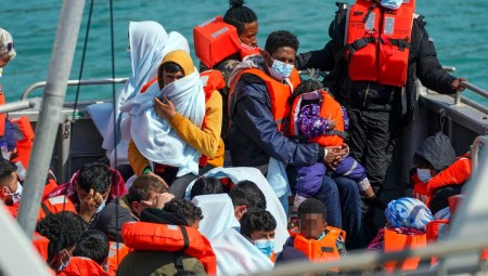 ناشطون يحذرون الحكومة البريطانية من استكمال إجراءات تقنين إخضاع الأطفال اللاجئين لاختبارات الأشعة