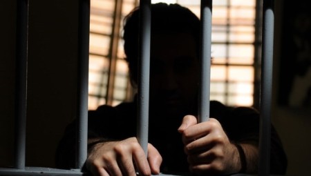 تحذيرات من تسرب العصابات الإجرامية إلى السجون بذريعة التدريب