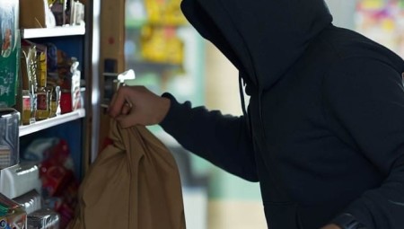 لصّة متخصصة في سرقة المتاجر البريطانية تناشد الشرطة بفعل المزيد لردع السارقين أمثالها