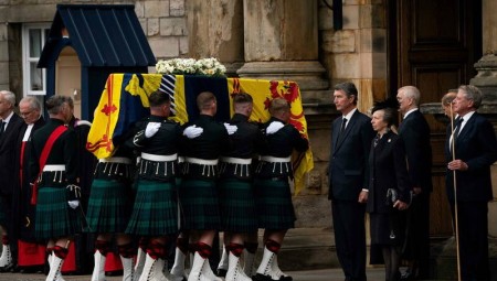 أصحاب نظريات المؤامرة يطبقون تكتيكاتهم المعهودة على وفاة إليزابيث الثانية