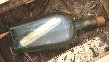 عامل سباكة يعثر على رسالة عمرها 135 عاما أثناء تصليحه أرضية منزل في اسكتنلدا