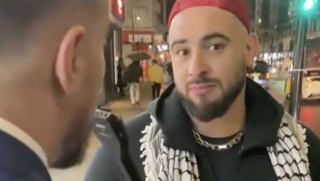 شاهد: ناشط بريطاني على منصة تيك توك يسخر من مذيعي القنوات الذين يصرون على  وجوب إدانة حماس