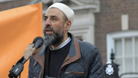 رئيس حزب التحرير ببريطانيا يدعو جيوش المسلمين الذهاب لغزة لتحريرها.. واعتقالات لمتظاهرين