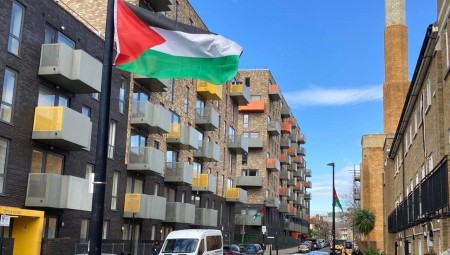برج هاملتس ينزل الأعلام الفلسطينية بعد مئات الشكاوى من اللوبي الصهيوني 