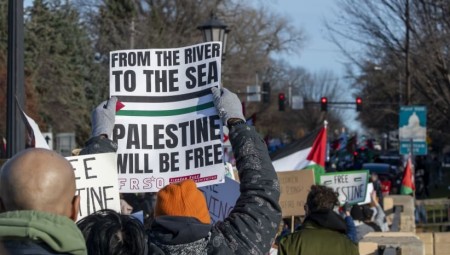 شعار من النهر إلى البحر يسبب الاعتقال لناشطة فلسطينية.. وهي ترد
