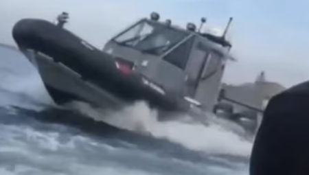 القنال الإنجليزي:  قوات فرنسية ممولة من بريطانيا تعرض حياة مهاجرين للخطر في محاولة لإعادتهم!