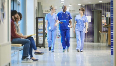 مسؤول NHS يدعو إلى القضاء على التحرش الجنسي بين موظفيه