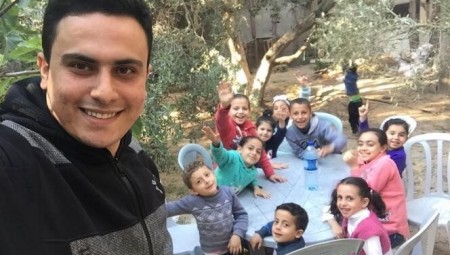 فلسطيني يذكر أسماء عائلته الذين قتلتهم إسرائيل خلال مظاهرة في بريطانيا
