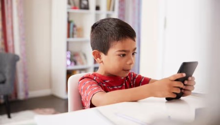 بالأرقام: ربع أطفال بريطانيا تحت سن الخمس سنوات يمتلكون هواتف ذكية!