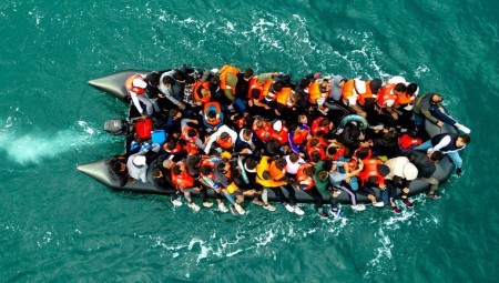 عبور 500 مهاجر السواحل البريطانية يوم السبت على متن تسعة قوارب