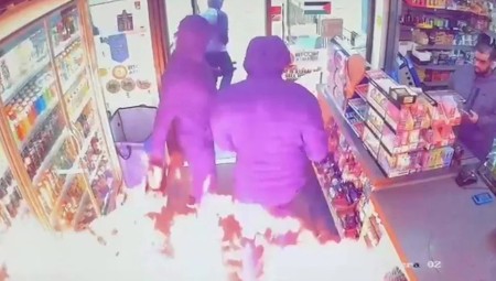 رجل يضرم النار في نفسه عن طريق الخطأ أثناء محاولته إشعال متجر في مانشستر