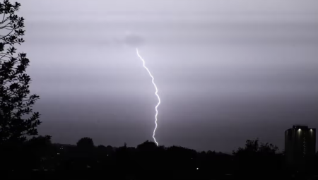 عواصف رعدية وبروق متوقعة في أجزاء من المملكة المتحدة يومي الجمعة والسبت