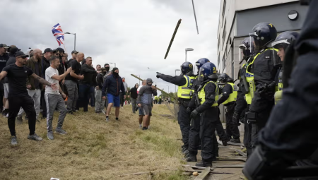 رئيسة لجنة المساواة: تركيز المحافظين على الهجرة ساهم في تأجيج أعمال الشغب