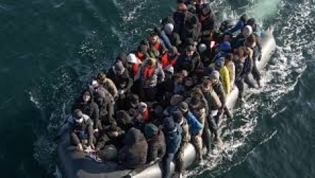 فرنسا تحظر دخول 10 ناشطين بريطانيين مناهضين للهجرة