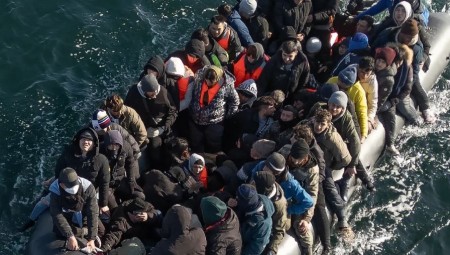 المملكة المتحدة تطلق نظام عقوبات عالمي يستهدف مهربي البشر