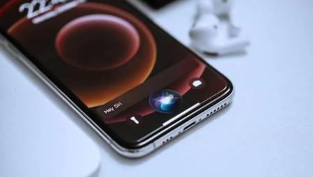 أبل تدفع 77 مليون جنيه إسترليني لتسوية قضية تجسس سيري على مستخدمي آيفون